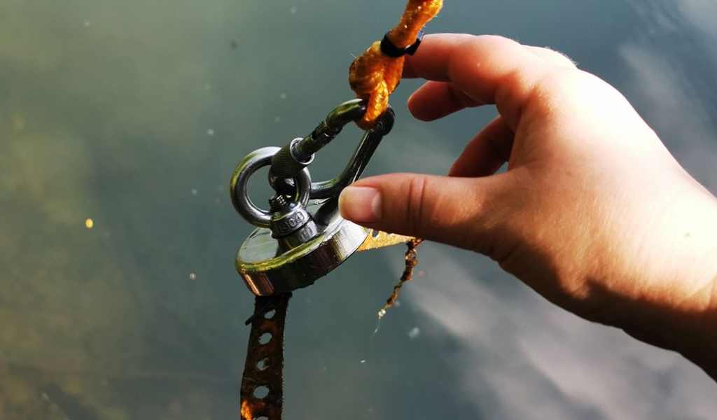 magnet fishing tips for beginners: focus on carabiner